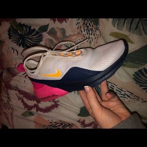 Nike Womens Air Max Motion 2